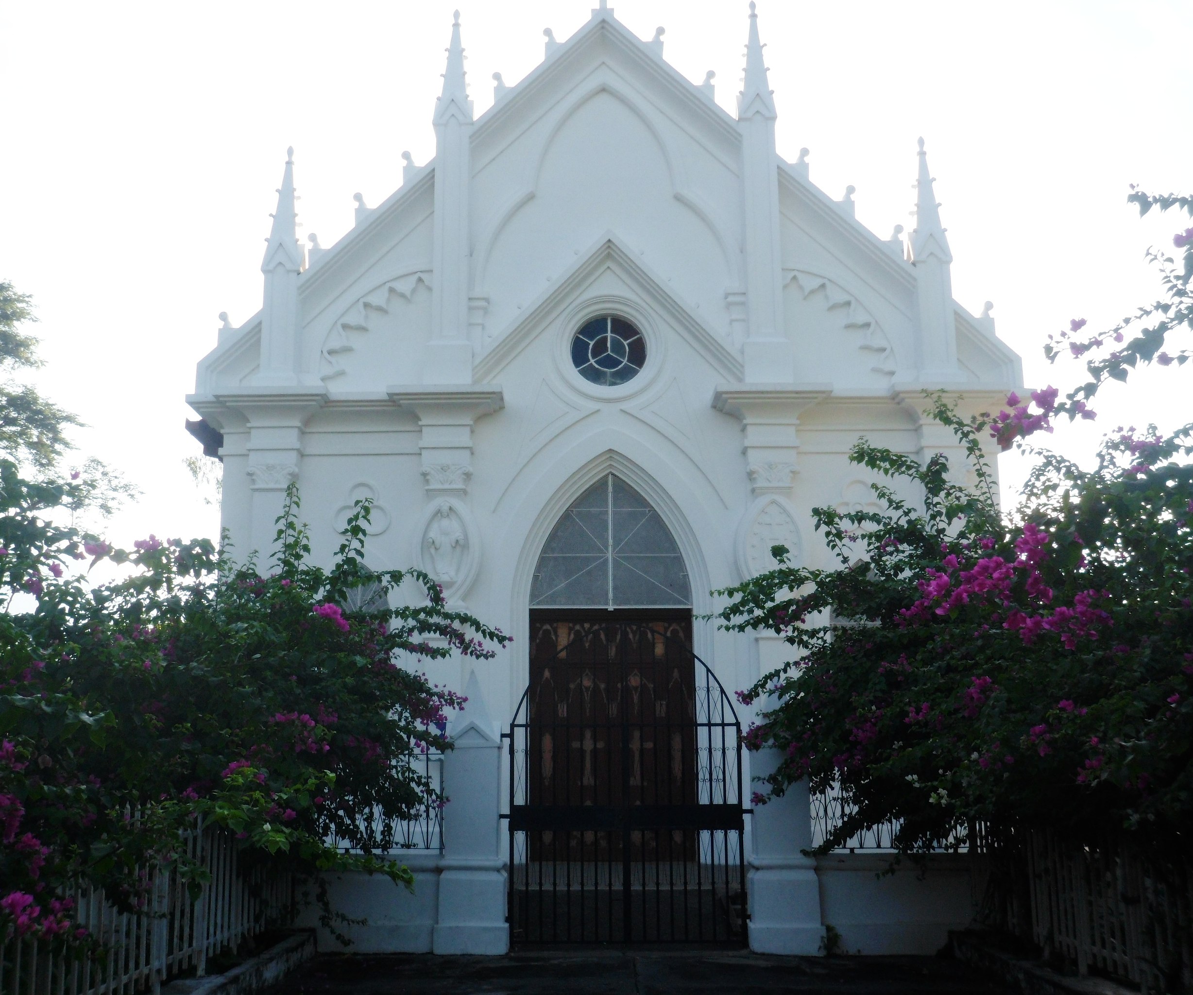 capilla medalla milagrosa allende